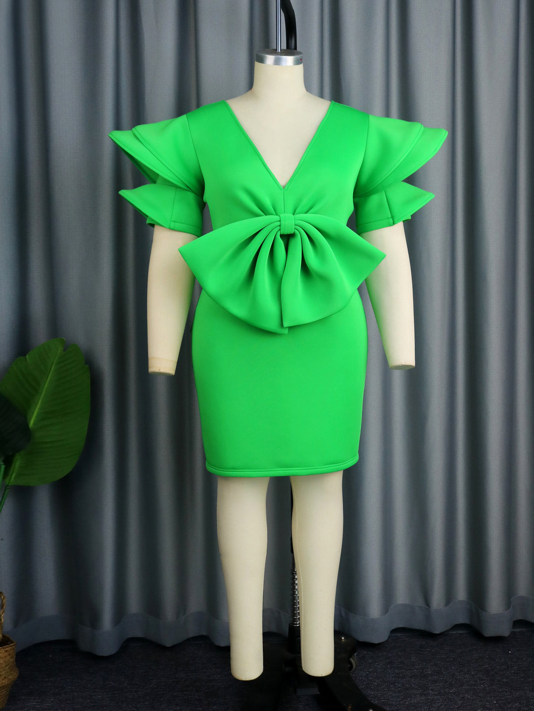 Damen Kleid mit voluminösen Rüschensäumen und dekorativem Schleifenakzent Drune