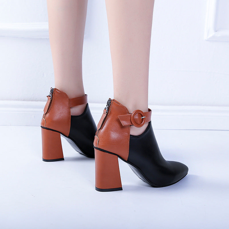Damen nan elegante spitze Kurzstiefelette mit Fersenreißverschluss, dekorativem Knöchelriemen und skulpturellem Blockabsatz Drune
