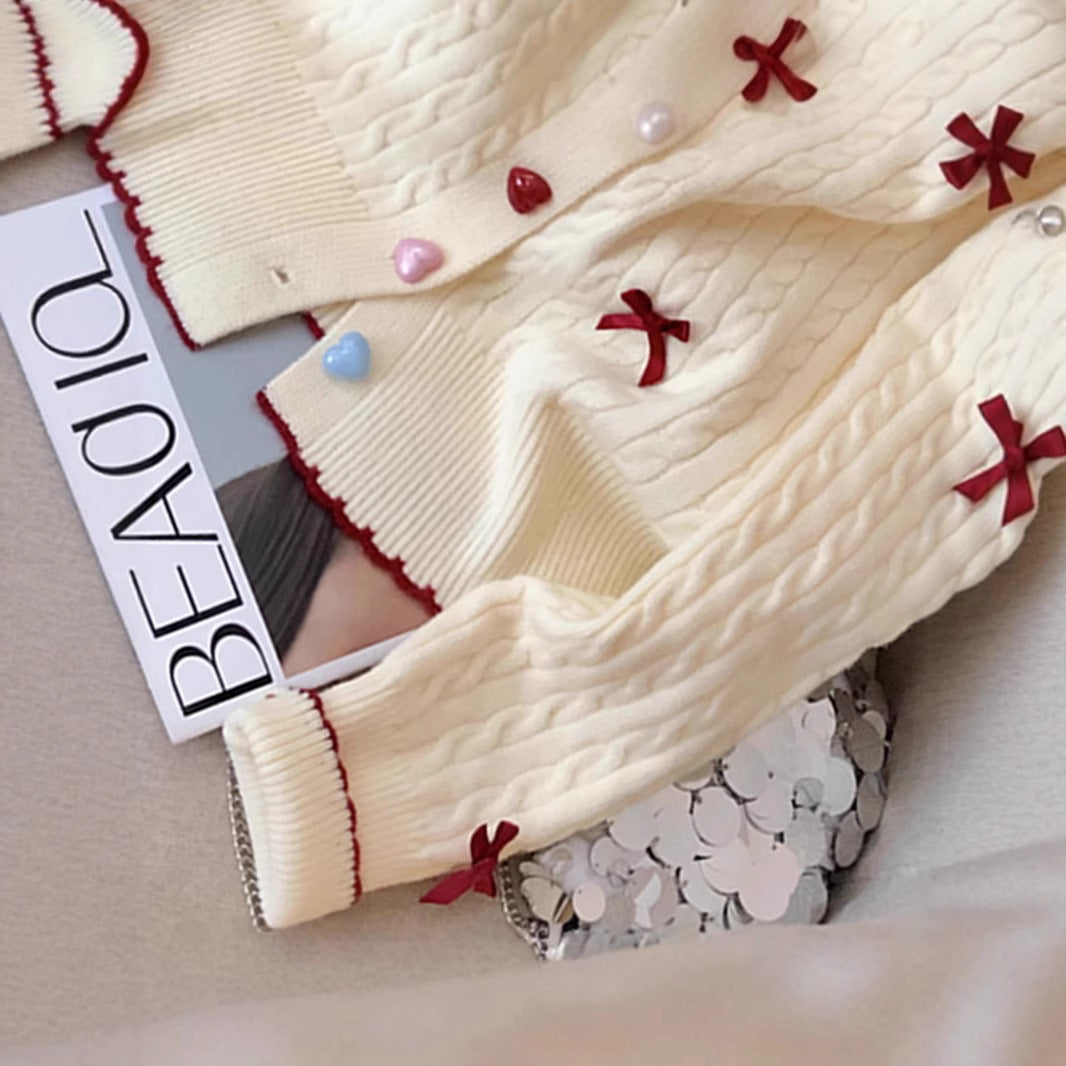 Damen Strickjacke mit verspieltem Kabelmuster und bunten Knopfdetails Drune