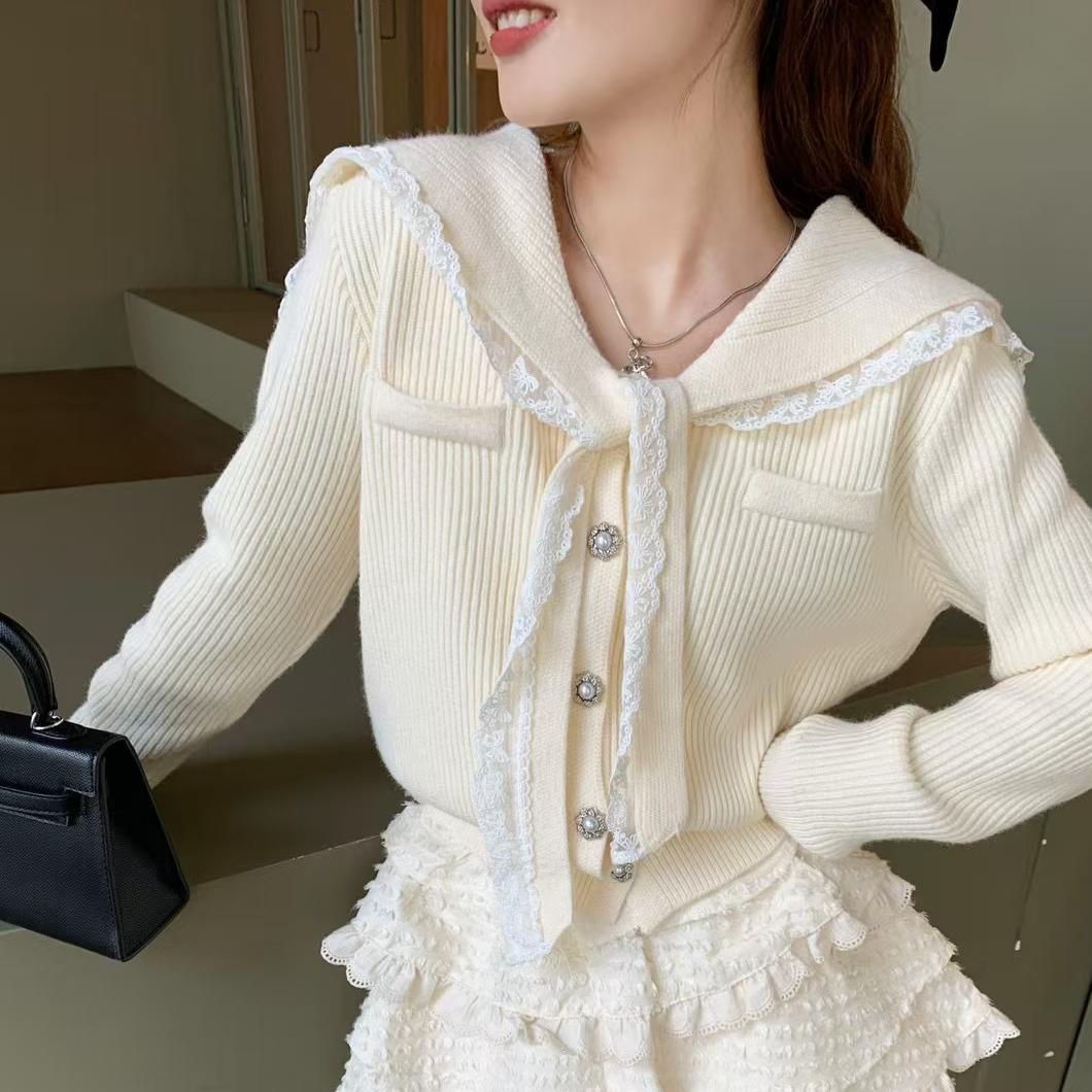 Damen Strickjacke mit Rüschen-Halsband und dekorativen Knöpfen Drune