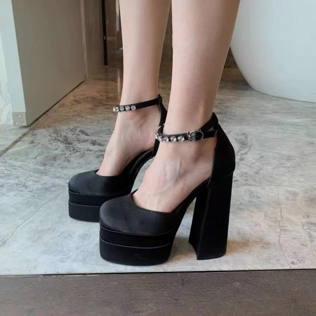 Damen nan Plateau-Sandalette mit skulpturellem Blockabsatz, quadratischer Zehenpartie und kristallbesetztem Knöchelriemen Drune
