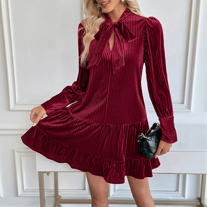 Damen luxuriöses Samtkleid mit Schleifenkragen und Rüschendetails Drune
