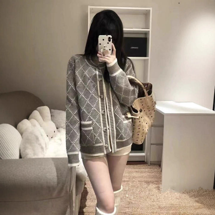 Damen modischer Strickcardigan mit eleganter Rautenmusterstruktur und goldenen Knöpfen Drune