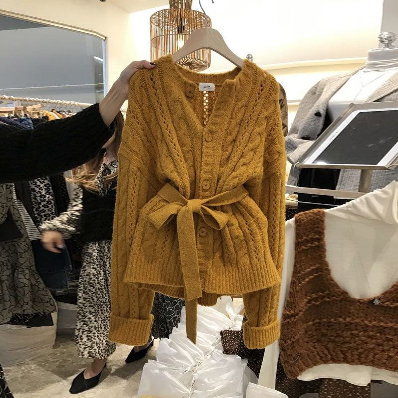 Damen Strickjacke mit Taillengürtel und Zopfmuster Drune