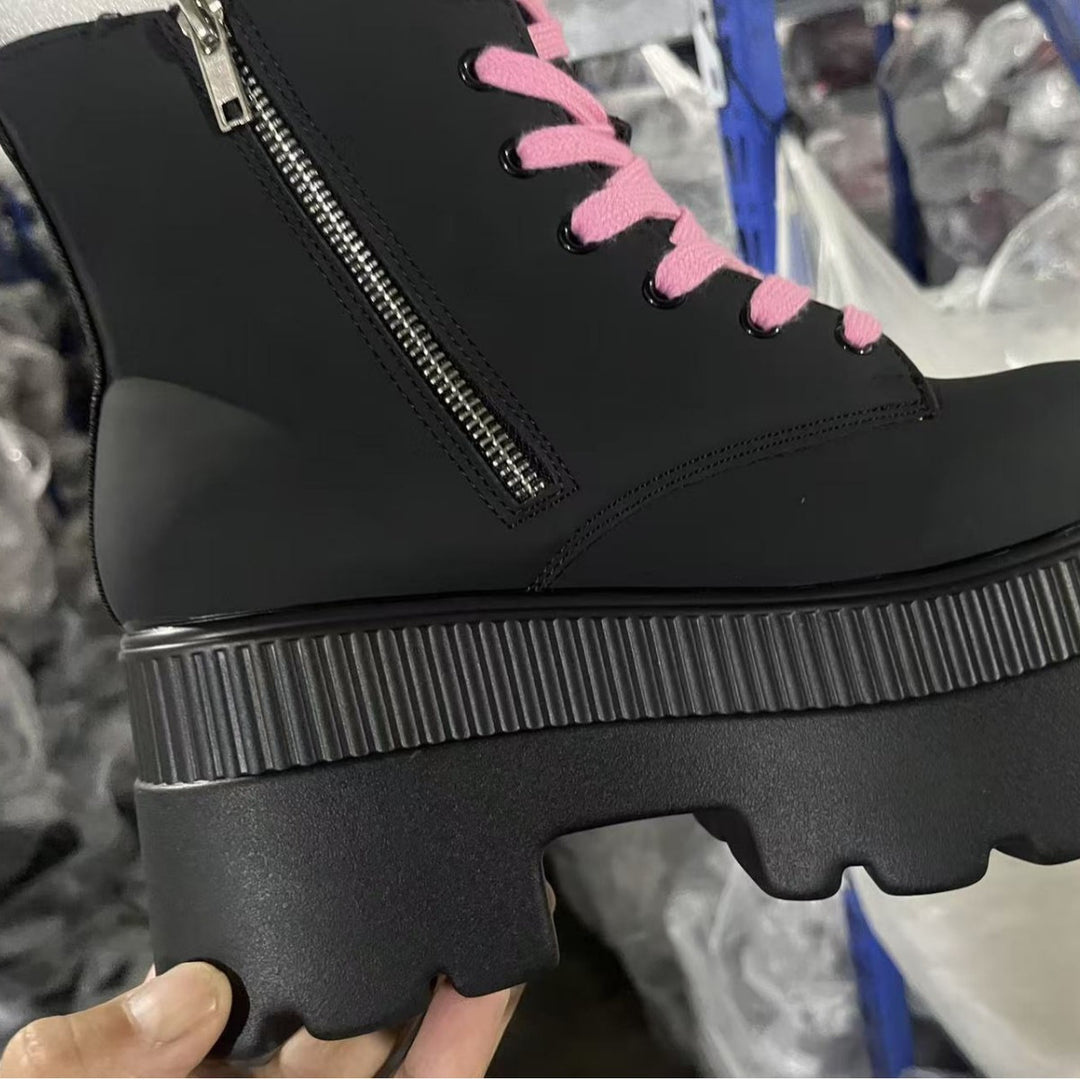 Damen nan knöchelhohe Plateau-Boots im Punk- und Gothic-Style mit überhöhter Profilsohle und markanter Totenkopf-Applikation Drune