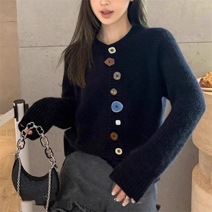 Damen Strickjacke mit bunten Knopfdetails und hohem Kragen Drune