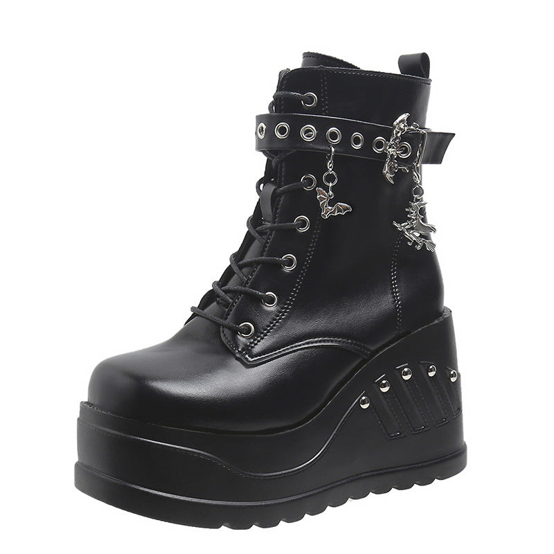 Damen nan Gothic Plateau-Stiefelette mit Schnürung, Ösenriemen und Anhänger-Details Drune