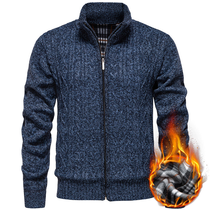 Herren nan grobgestrickter Cardigan mit Zopfmuster, Stehkragen und kariertem Innenfutter Drune
