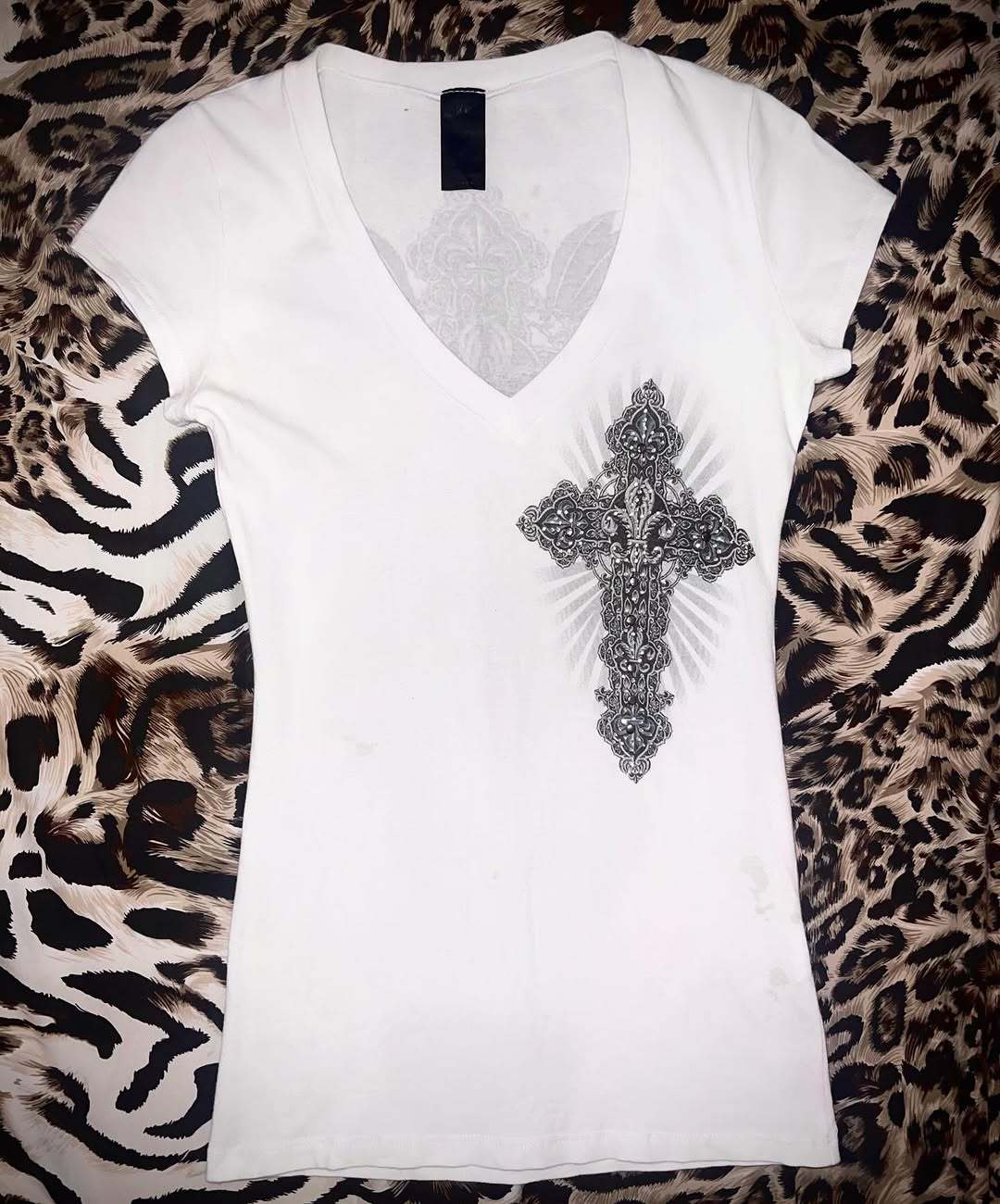 Damen V-Ausschnitt T-Shirt mit kunstvollem Kreuzdesign Drune