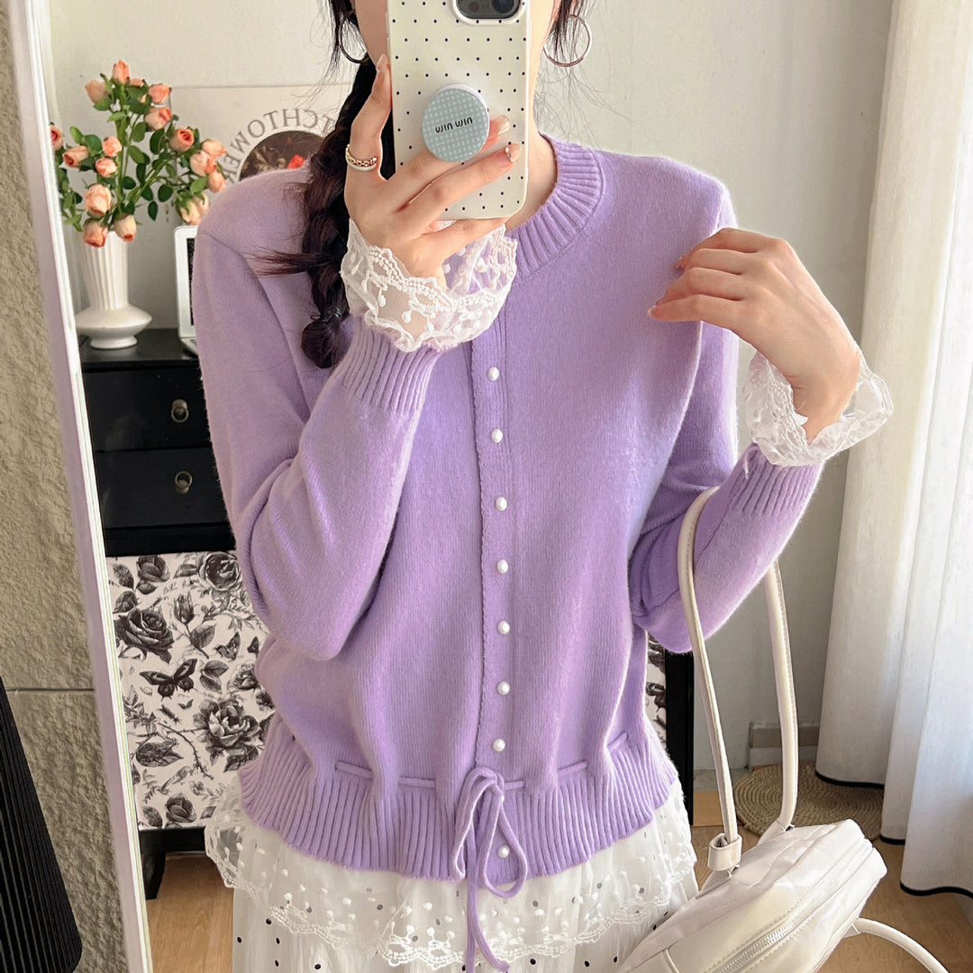 Damen Strickjacke mit Rüschendetails und dekorativen Perlenknöpfen Drune