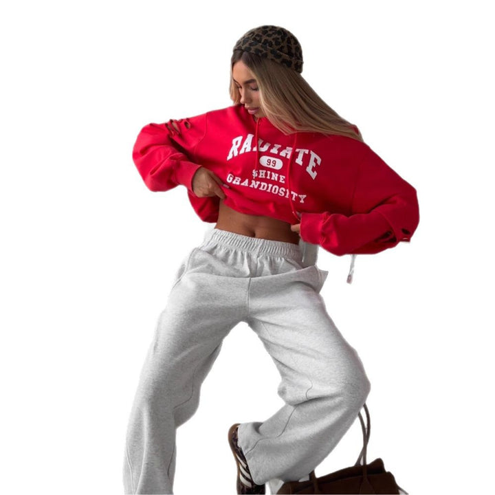 Damen cropped Kapuzenpullover mit kreativen Schnittdetails und großer Schriftzug Drune