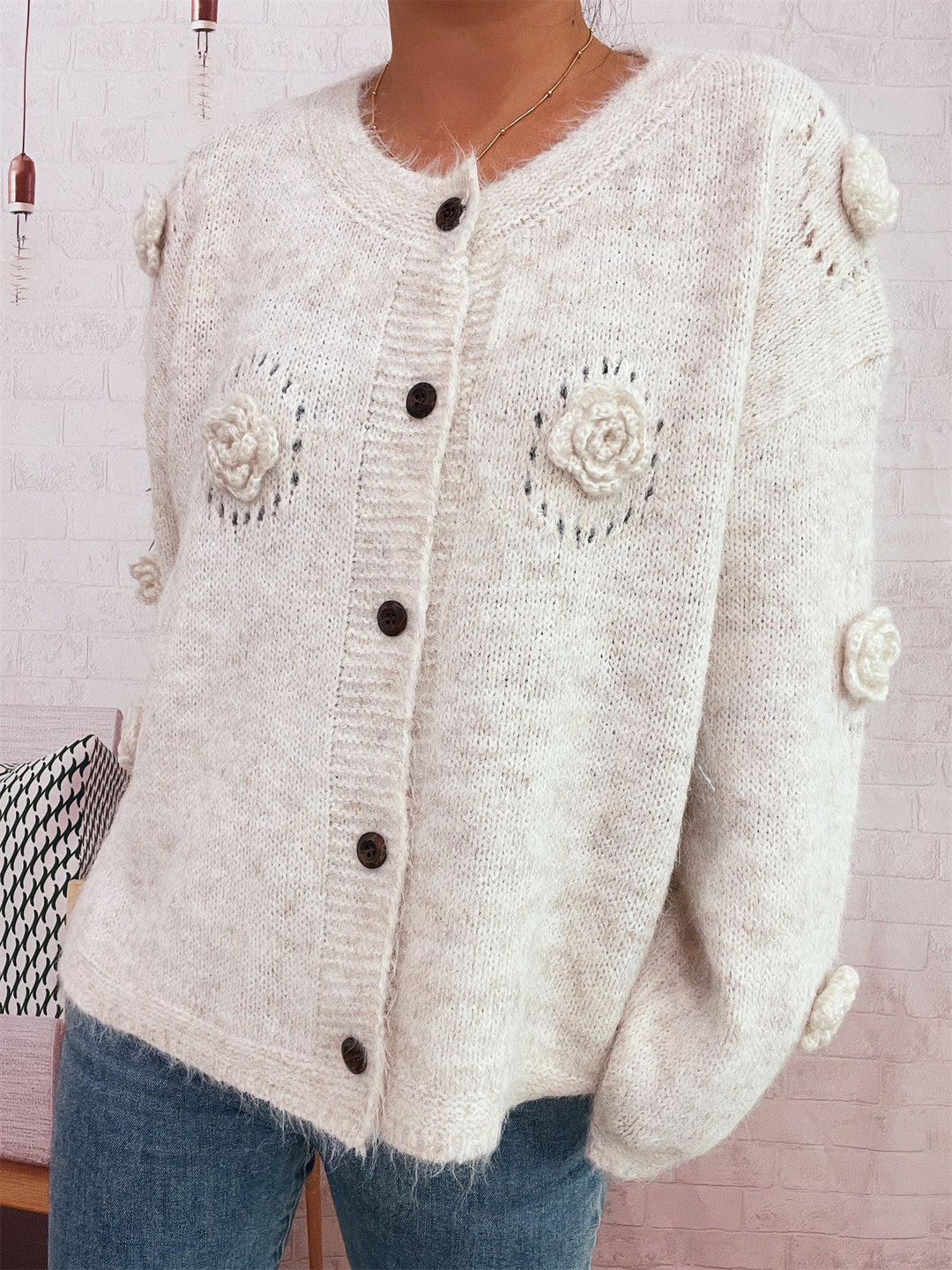 Damen kuschelige Strickjacke mit floralen Applikationen und Knopfverschluss Drune