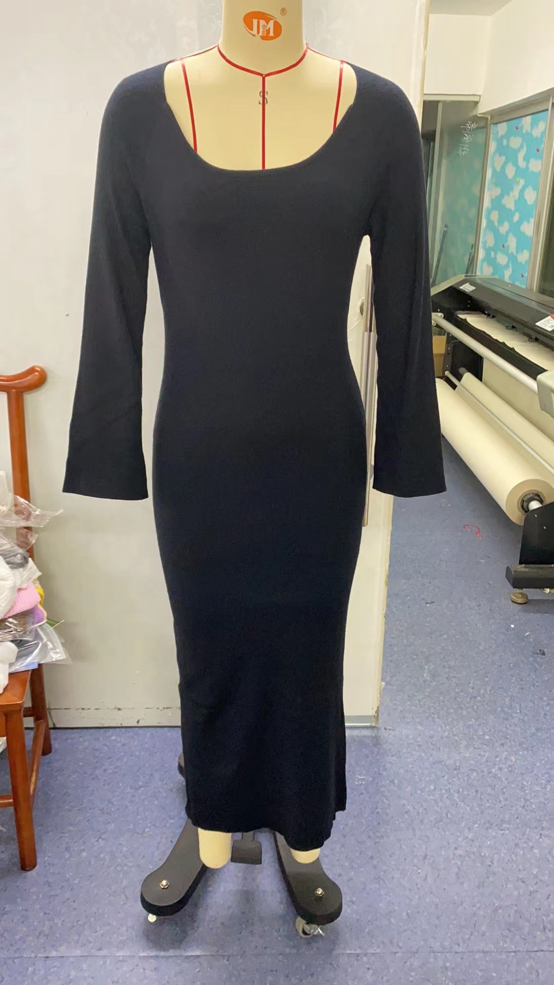 Damen elegantes Maxikleid mit tiefem Rundhals und modernen Trompetenärmeln Drune