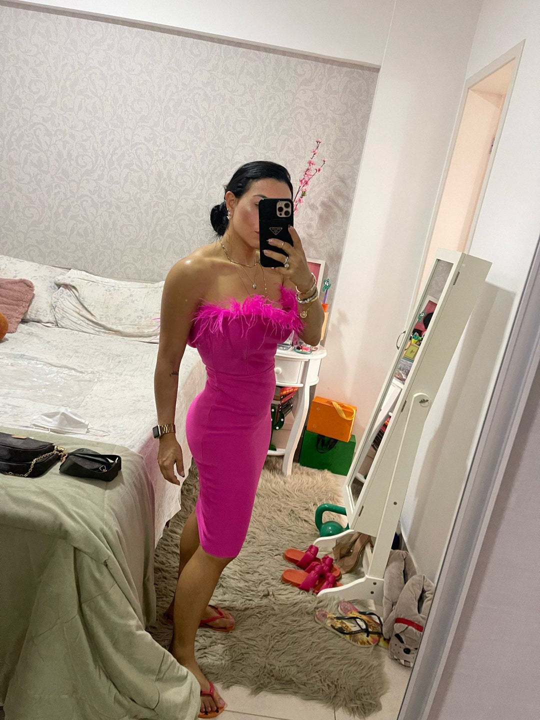 Damen Cocktailkleid mit extravagantem Federn-Ausschnitt und figurbetontem Schnitt Drune