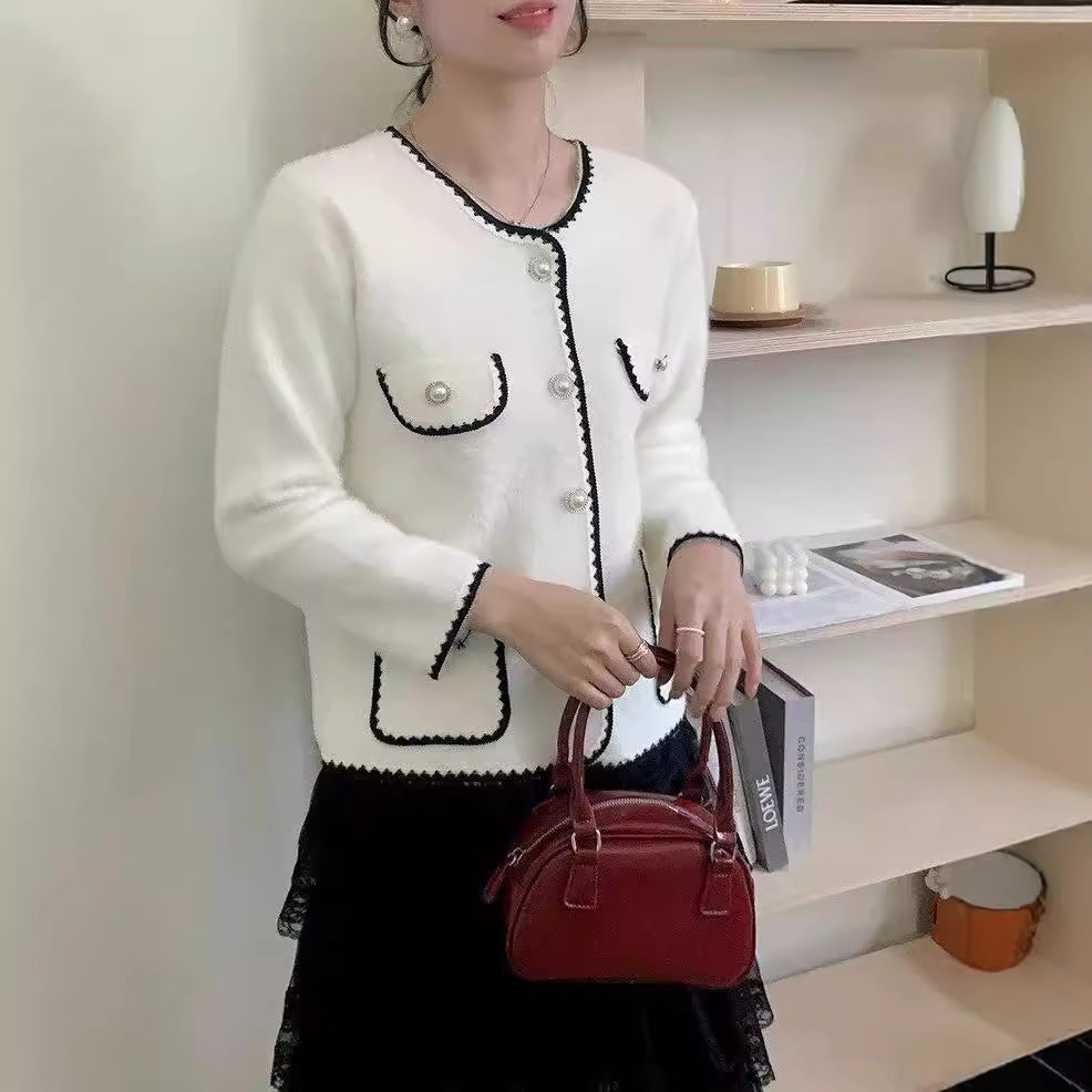 Damen Elegante Strickjacke mit perlenverzierten Taschen und femininen Akzenten Drune