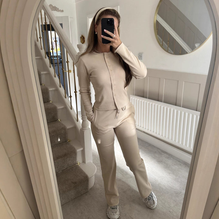 Damen gemütlicher Strickanzug mit Knopfdetails und elegantem Design Drune