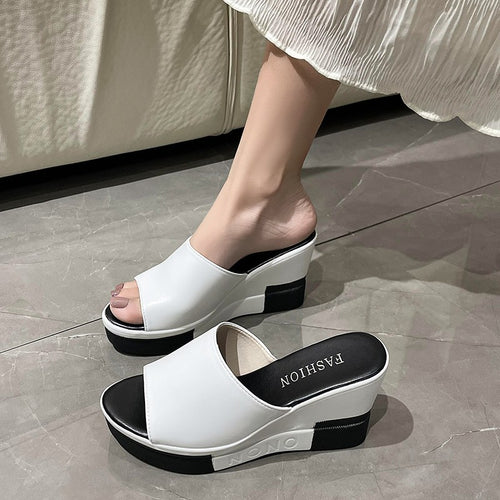 Damen nan Schlupfpantolette aus synthetischem Lederfinish mit offener Zehenpartie ergonomischem Keilabsatz und gepolstertem Komfortfußbett Drune