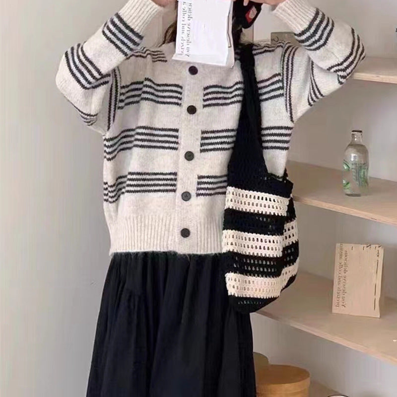 Damen modische Strickjacke mit feiner Streifenstruktur und dekorativen Knöpfen Drune