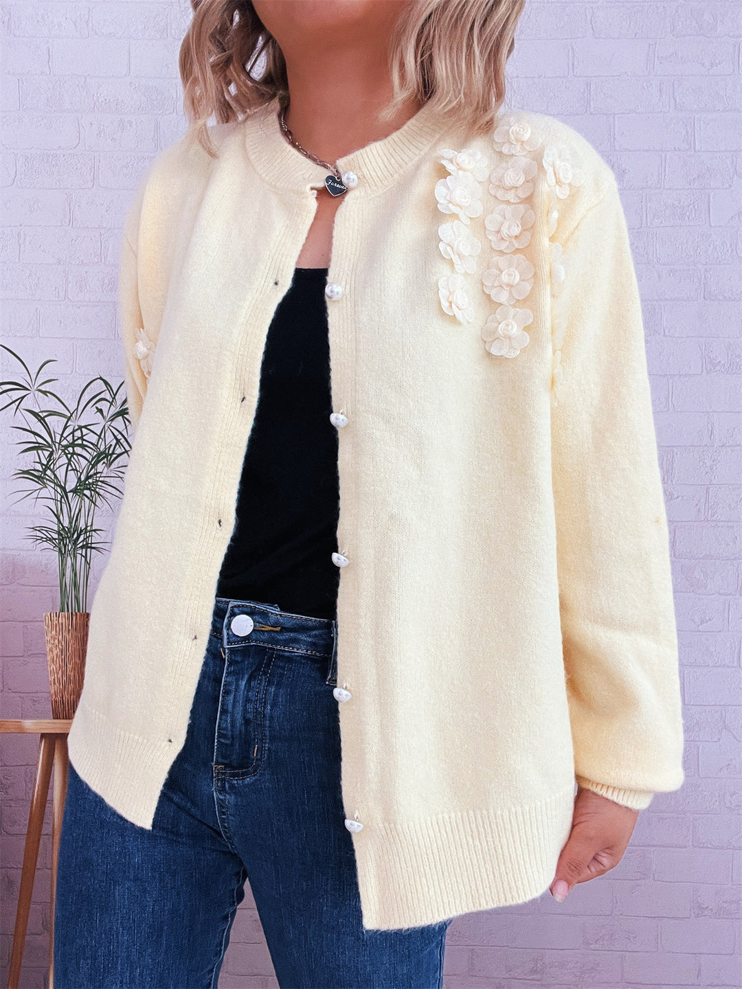 Damen Strickjacke mit floralem Design und eleganten Perlenknöpfen Drune