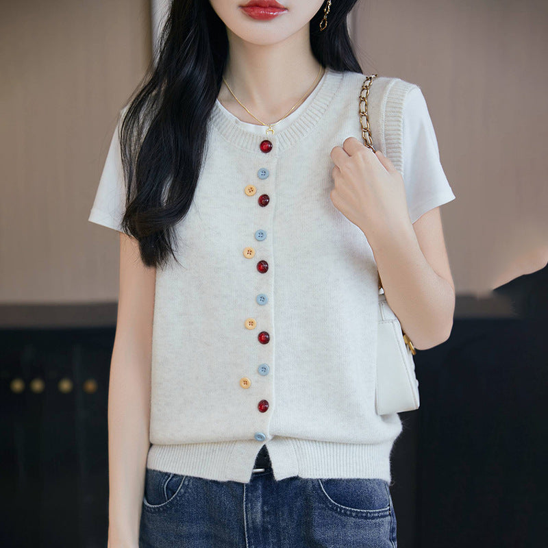Damen Strickweste mit bunten Knopfdetails und feinem Material Drune