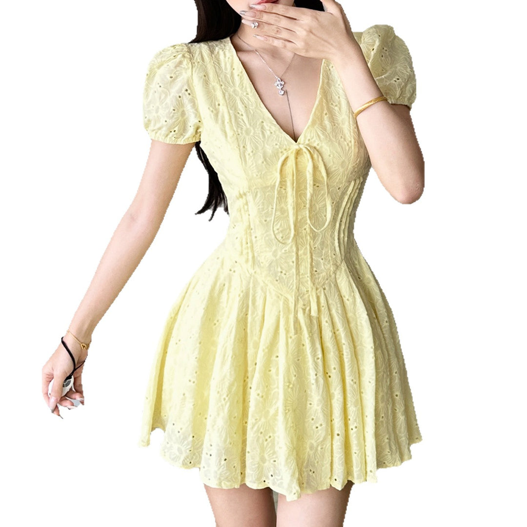 Damen Kurzärmeliges Sommerkleid mit raffinierten Rüschendetails und Bindeband Drune