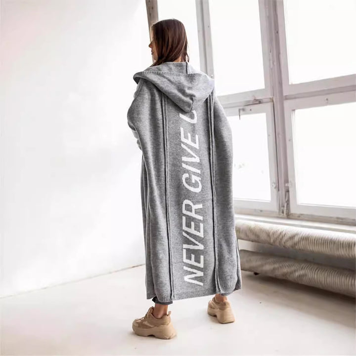Damen gemütlicher Strickponcho mit Kapuze und einzigartigem Schriftzug Drune