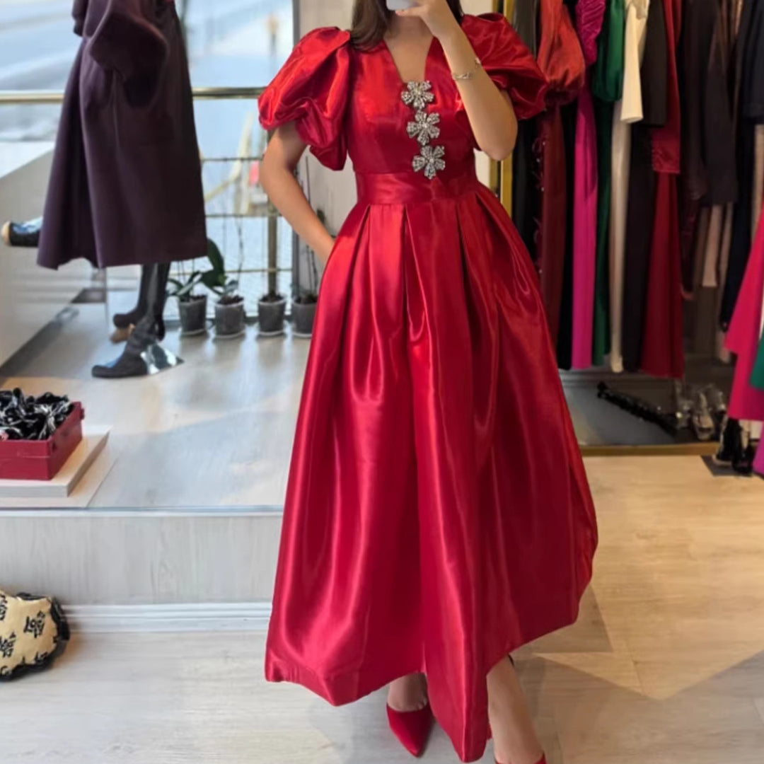 Damen Abendkleid mit schimmerndem Satin und voluminösen Puffärmeln Drune