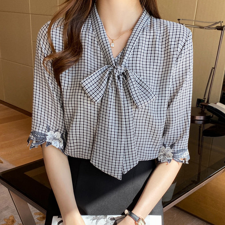 Damen Bluse mit dekorativem Schleifenkragen und floralem Spitzenbesatz Drune