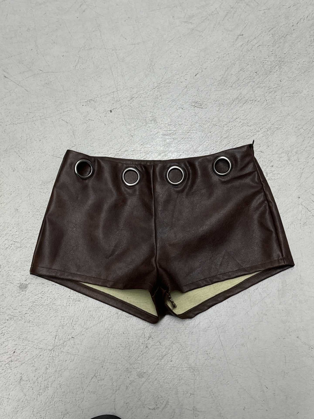 Damen Kunstleder-Shorts mit dekorativen Ösen Drune