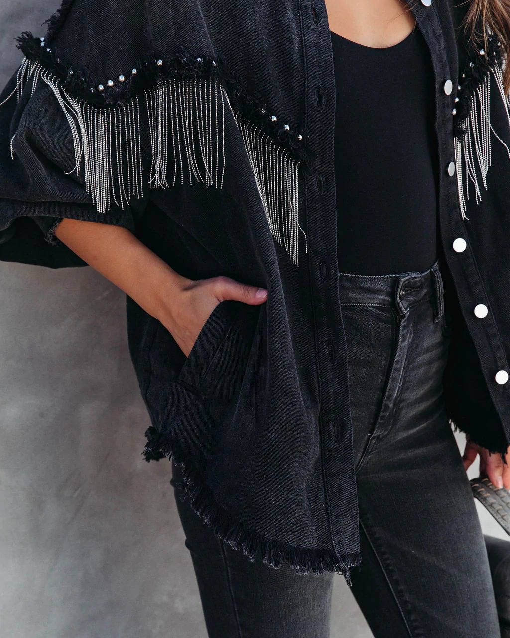 Drune | Schwarze Denim-Jacke mit Fransen - Kühn & Trendy - Knopfleiste - Lässiger Street Style