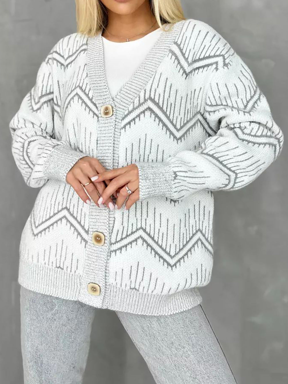 Damen Strickjacke mit modernem Chevron-Muster und erstklassigen Knopfdetails Drune