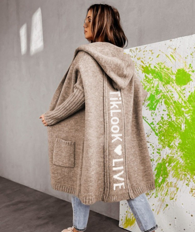 Damen Strickjacke mit Kapuze und innovativem Schriftzug Drune
