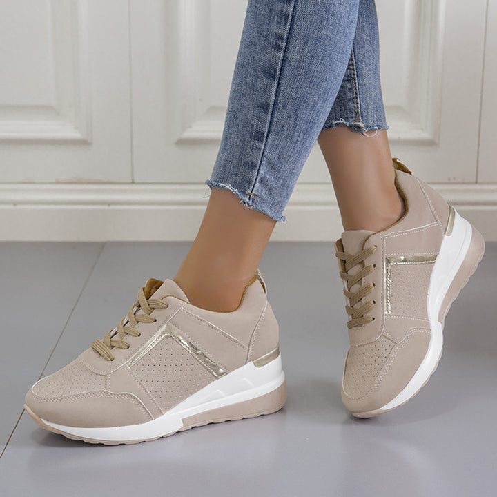 Damen  Keil‑Sneaker mit perforiertem Microfaser‑Upper, gepolsterter Fersenkappe und rutschfester Profilsohle Drune