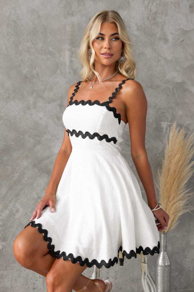 Damen Freizeitkleid mit voluminösen Rüschen und dekorativem Wellensaum Drune
