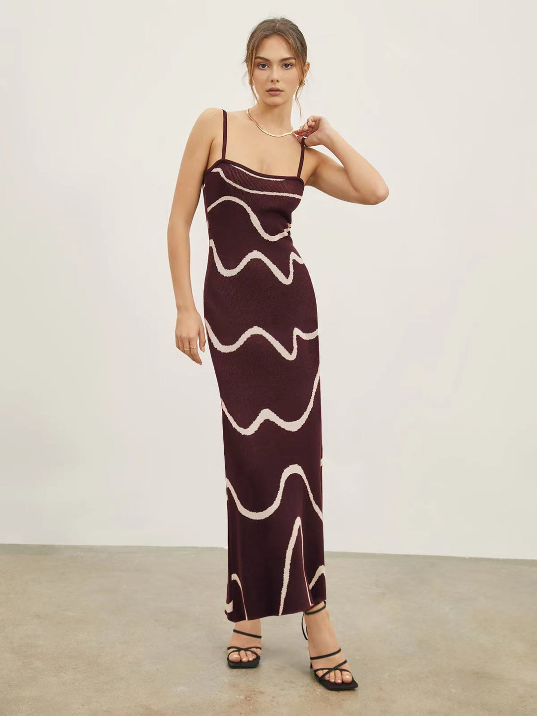 Damen Maxikleid mit modernem Wellenmuster und feinen Spaghettiträgern Drune