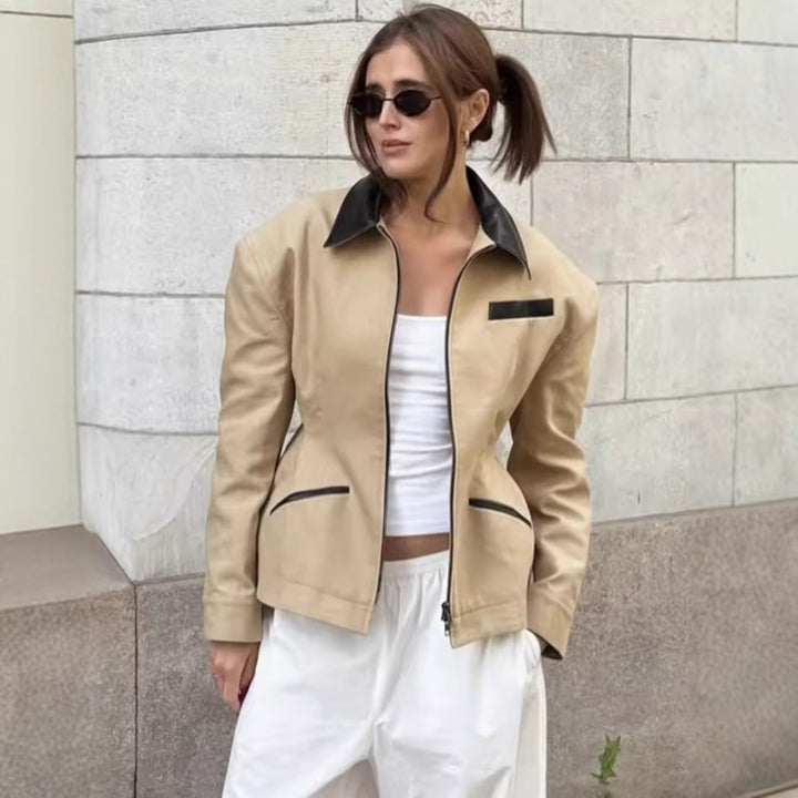 Damen Designer Steppjacke mit aufregendem Kontrastkragen und minimalistischen Taschen Drune