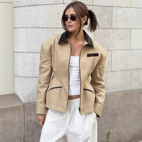 Damen Designer Steppjacke mit aufregendem Kontrastkragen und minimalistischen Taschen Drune