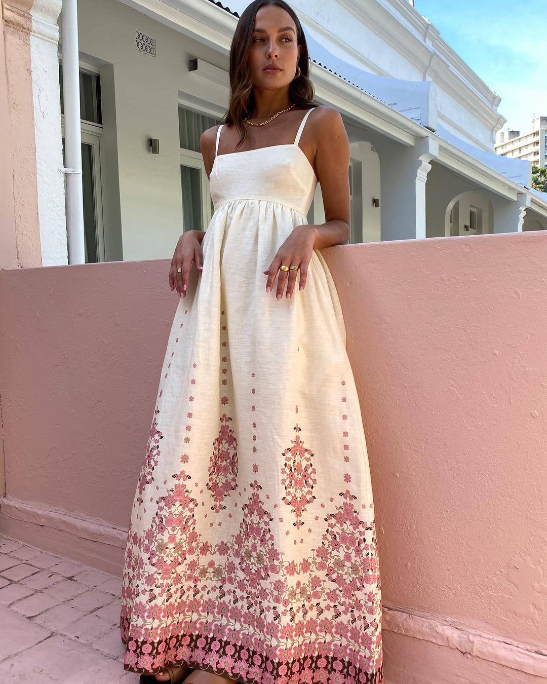 Damen Maxikleid mit exklusivem floralem Stickdesign und zarten Trägern Drune