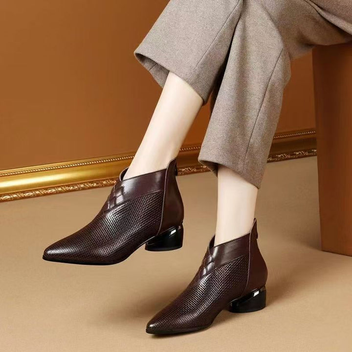 Drune | Stiefeletten - Leder - Spitz zulaufende Zehen - Niedriger Blockabsatz - Texturiertes Paneel