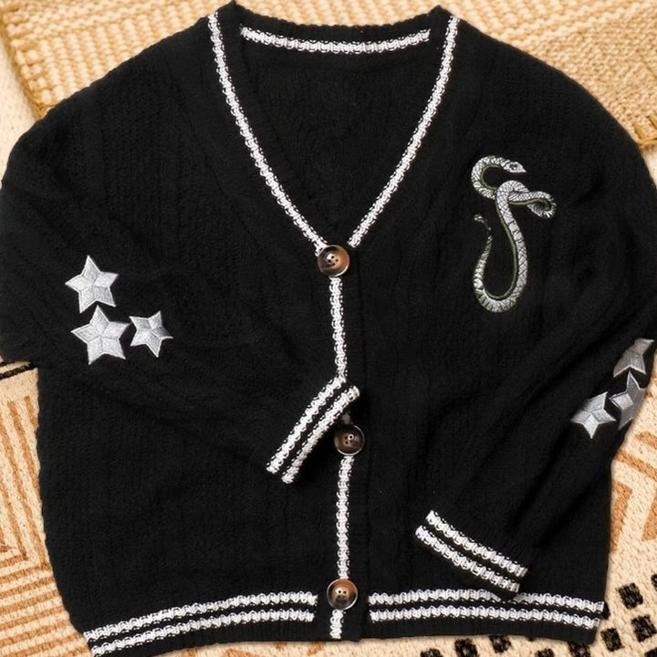 Damen nan gestrickte College-Cardigan mit Zopfmuster, V-Ausschnitt, kontraststreifen und gestickten Applikationen Drune