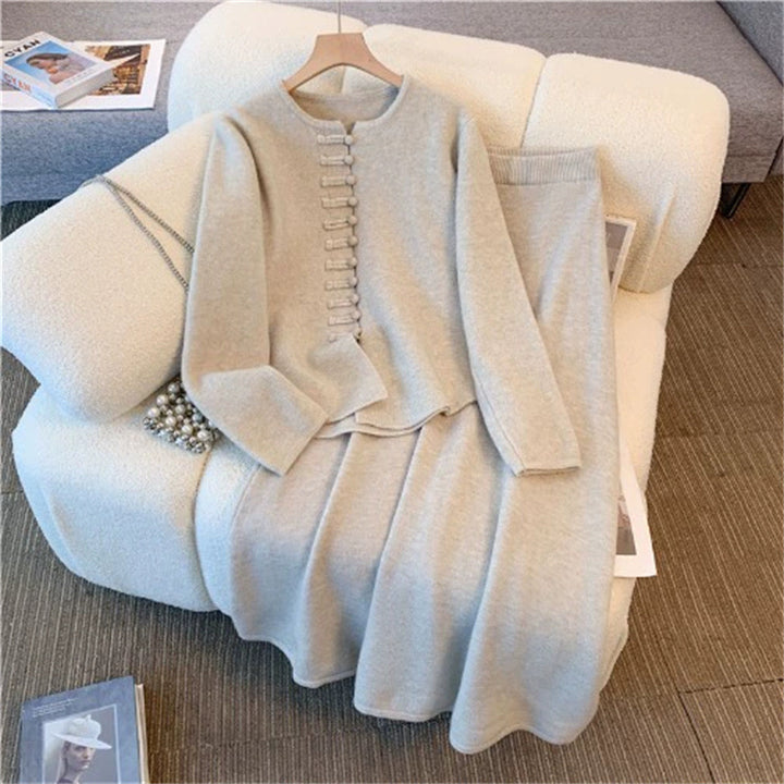 Damen Strickensemble mit klassischem Knopfdesign und fließendem Rock Drune