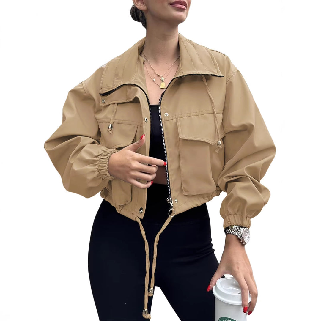 Damen nan kurze Utility-Jacke mit Kordelzug-Taillierung, Fronttaschen und Reißverschluss-Detail Drune