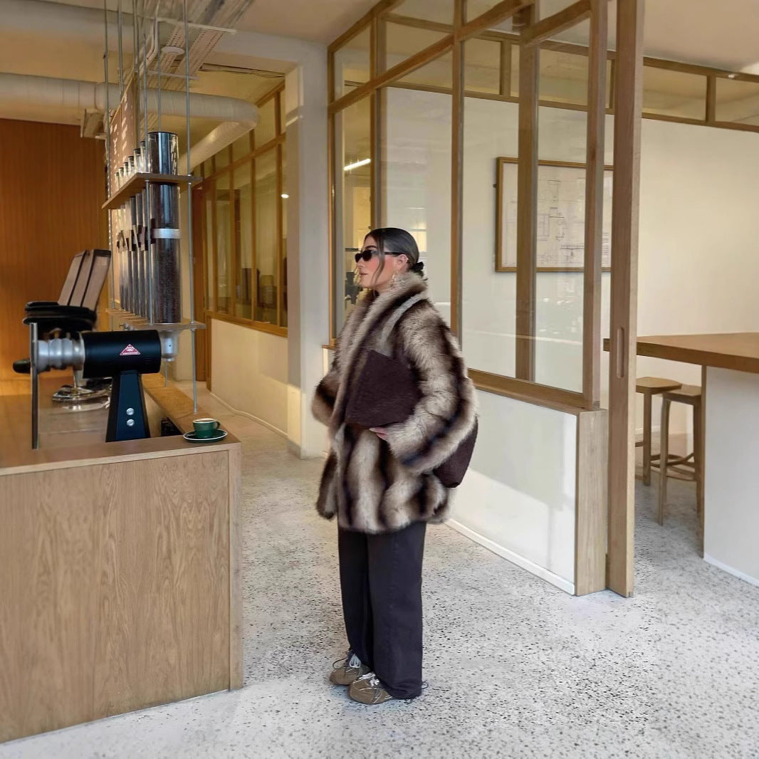 Damen luxuriöser Kunstfellmantel mit breitem Kragen und eleganten Details Drune