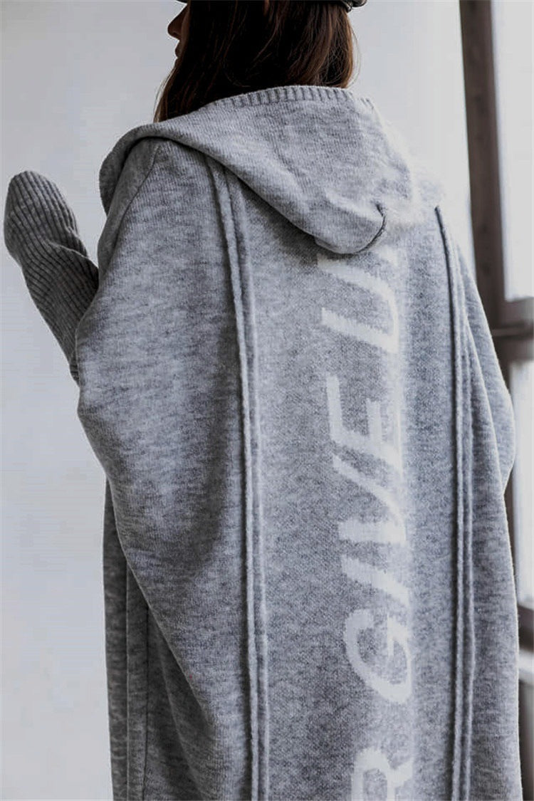 Damen gemütlicher Strickponcho mit Kapuze und einzigartigem Schriftzug Drune