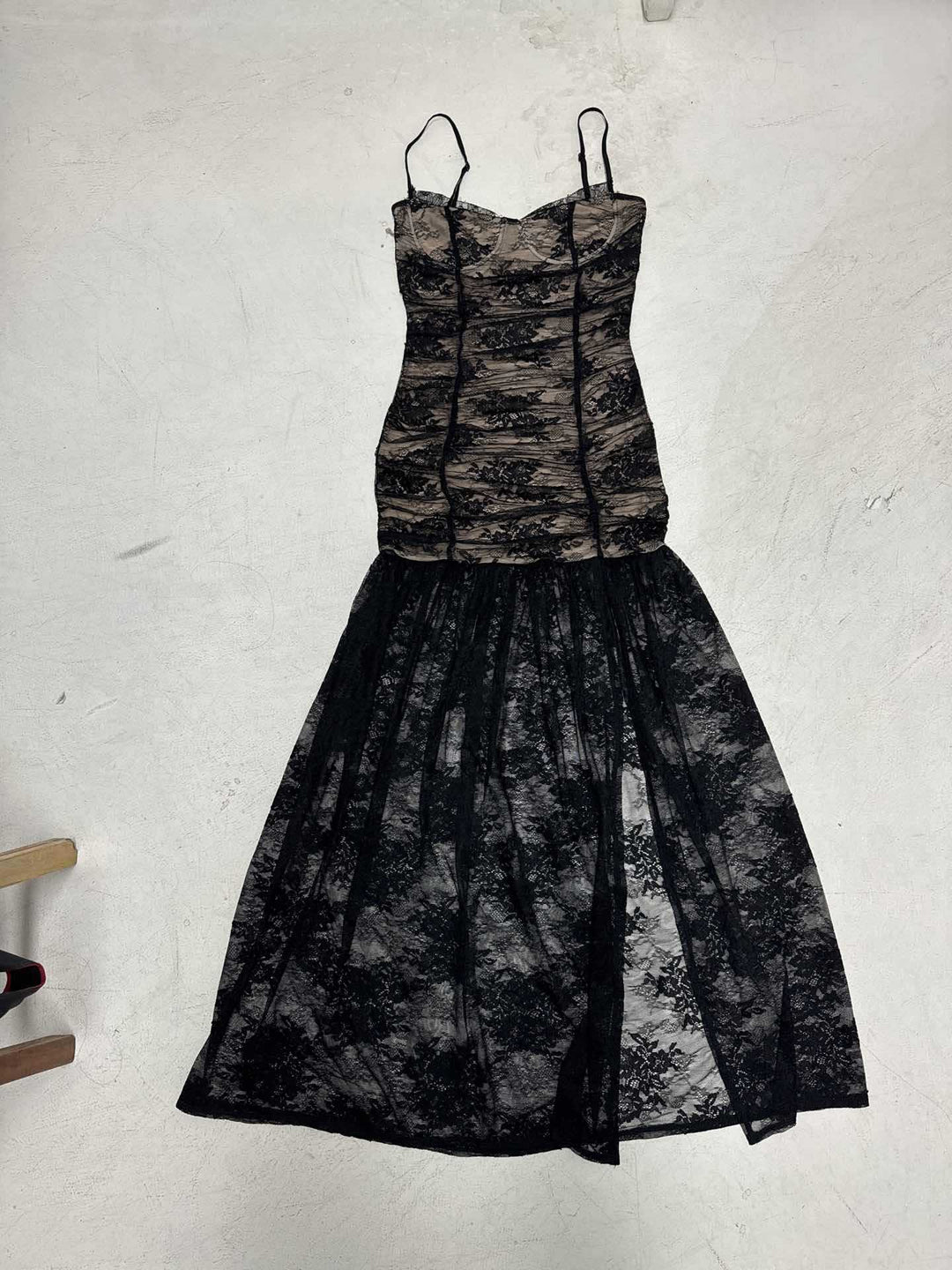 Damen Abendkleid mit Spitzendetails und raffinierter Silhouette Drune