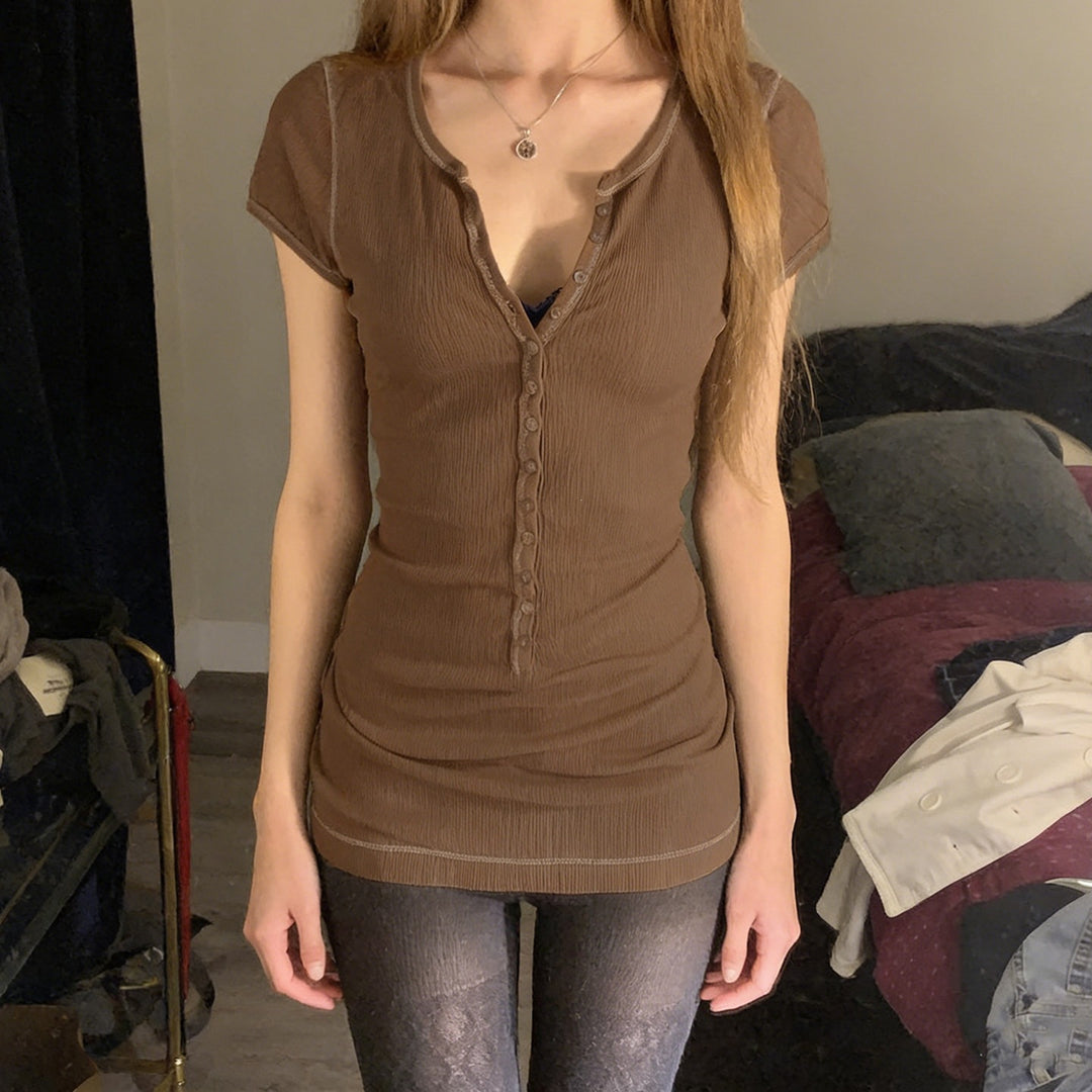Damen figurbetontes Kurzarmshirt mit Knopfleiste und eleganter Rippstruktur Drune