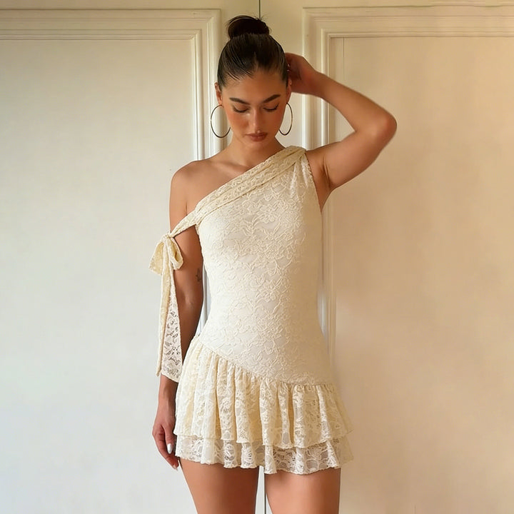 Damen Kleid mit asymmetrischem Spitzenbesatz und voluminösem Rüschensaum Drune