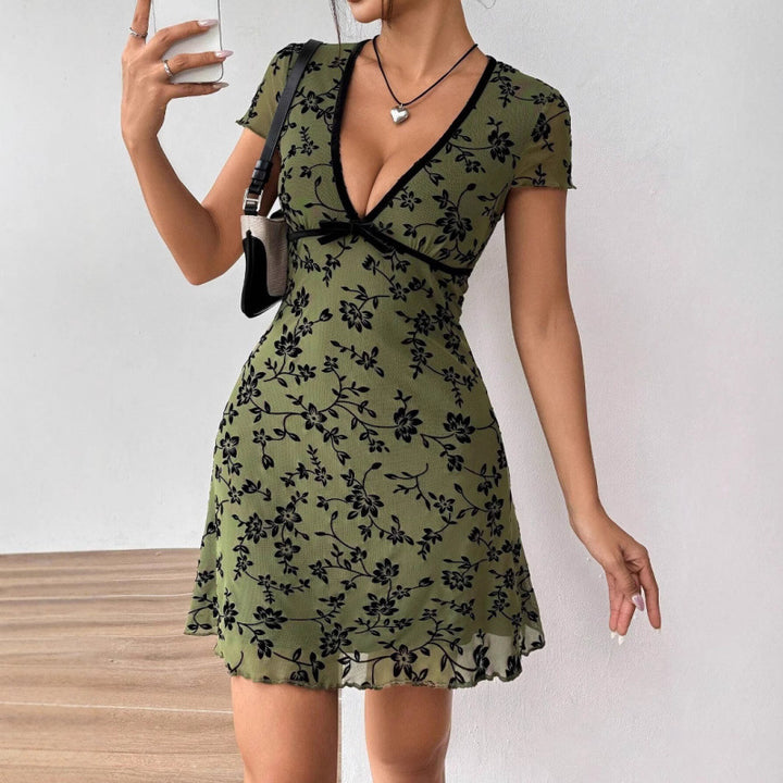 Damen Sommerliches Blumenkleid mit tiefem V-Ausschnitt und schwingendem Saum Drune