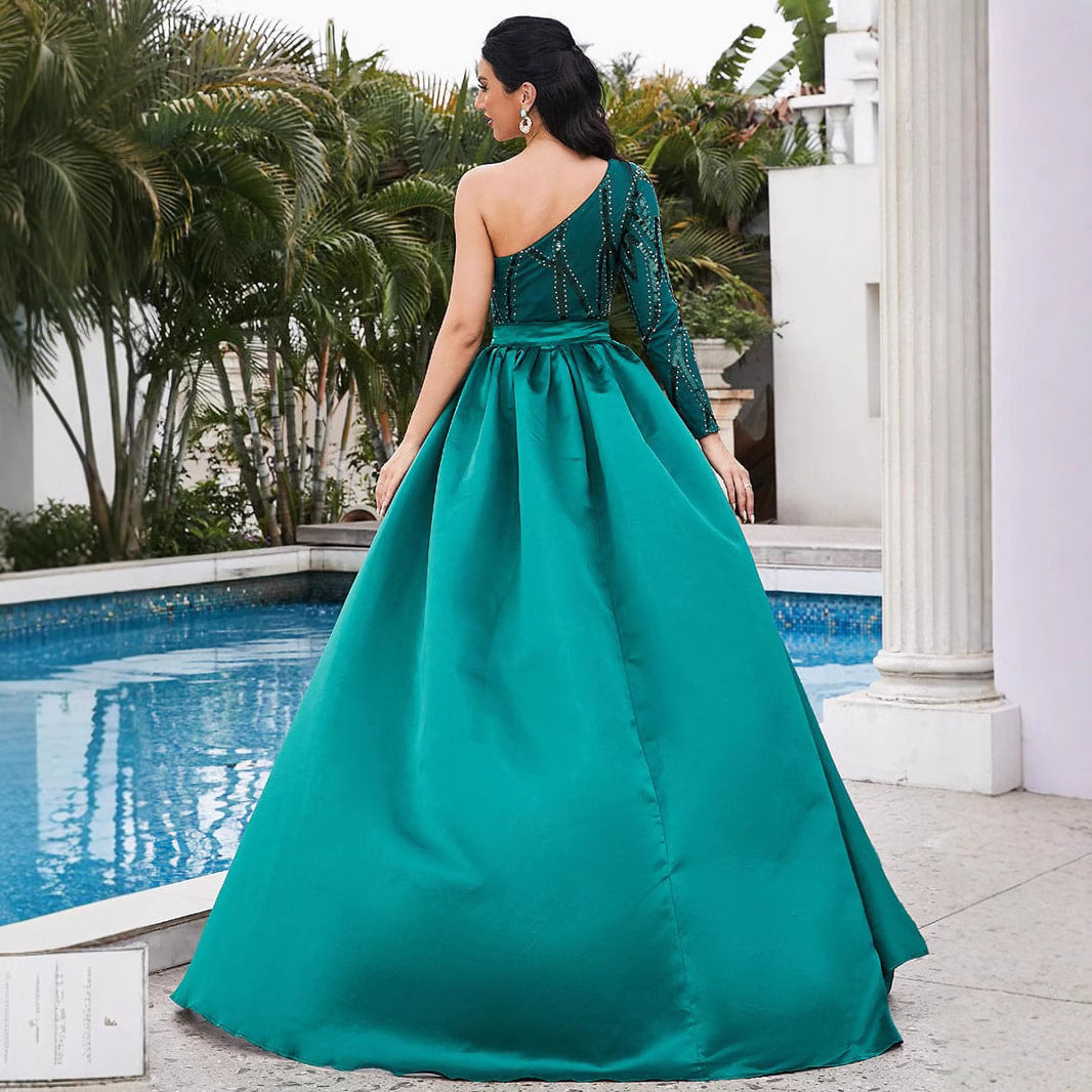 Damen Maxikleid mit glitzerndem Muster und elegantem Cape Drune