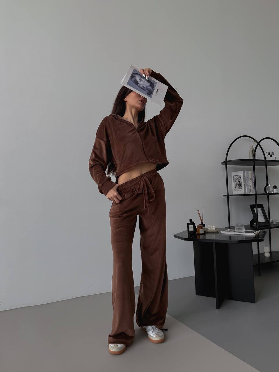 Damen Velours Freizeitanzug mit cropped Oberteil und weitem Bein Drune